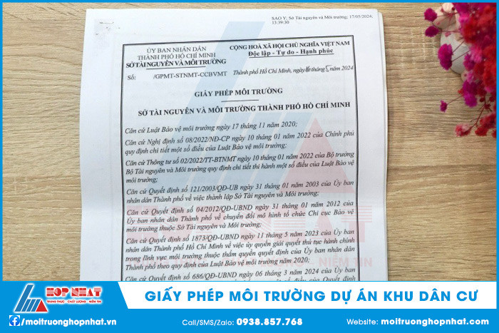 Một khu dân cư hiện đại với công trình xanh, tượng trưng cho sự hài hòa giữa phát triển đô thị và các quy định về giấy phép môi trường