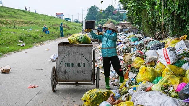 Một lượng lớn rác thải gia tăng đột biến sau mỗi dịp Tết Nguyên đán đang gây áp lực lớn lên hệ thống xử lý chất thải và gây ô nhiễm môi trường, đòi hỏi hành động cấp bách để giảm thiểu rác thải, đặc biệt là rác thải nhựa, trong các dịp lễ hội