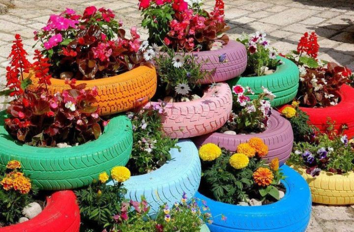 Một thùng rác công cộng được đặt ở nơi công cộng, nhắc nhở mọi người bỏ rác đúng nơi quy định để bảo vệ môi trường