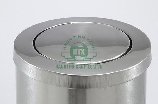 Nắp đậy kín giúp vệ sinh, ngăn mùi rác thoát ra ngoài
