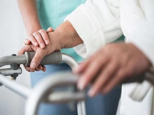 Người bệnh gặp khó khăn khi đi lại, một trong những triệu chứng "rải rác" của bệnh đa xơ cứng