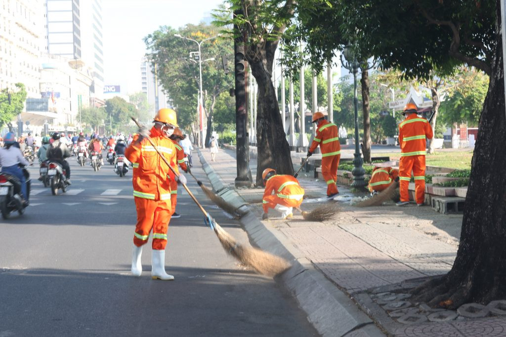 Người công nhân vệ sinh thu gom chất thải đảm bảo mỹ quan và sức khỏe cộng đồng