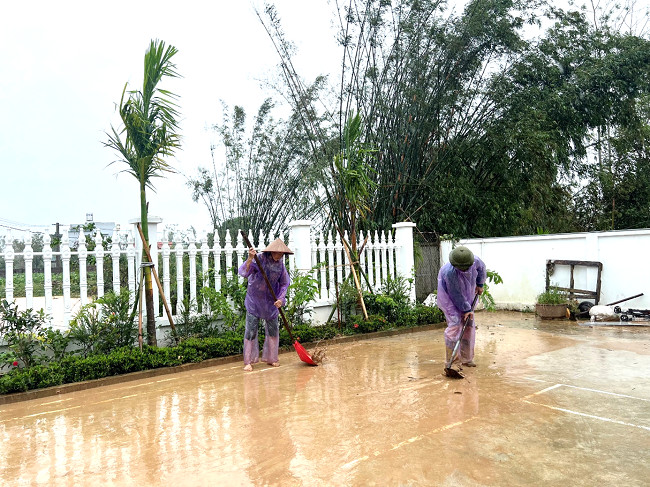 Người dân Đầm Hà tích cực dọn dẹp vệ sinh môi trường sau lũ, góp phần vào ảnh bảo vệ môi trường nước sạch.