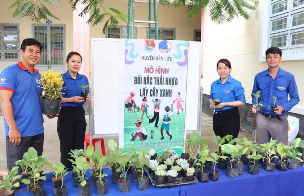 Người dân đổi rác thải nhựa lấy cây xanh tại Bến Lức, Long An trong chương trình tuyên truyền bảo vệ môi trường