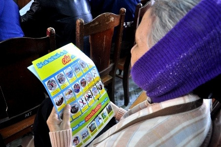 Người dân được phát tờ rơi về cách tuyên truyền bảo vệ môi trường biển