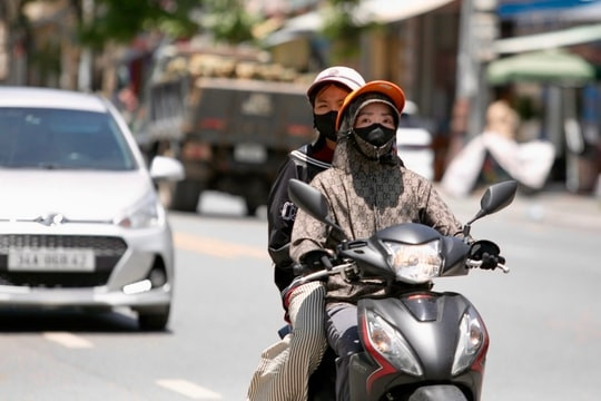 Người dân Hải Phòng đi lại dưới thời tiết nắng nóng