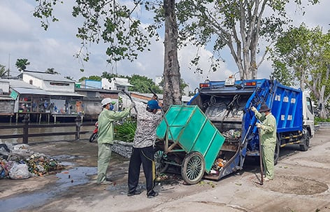 Người dân ngại đi xa nên tiện đâu vứt đó