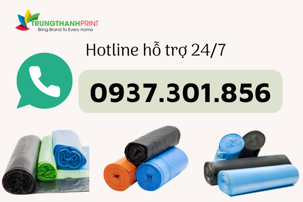 Người đàn ông mặc đồ bảo hộ đang cầm một bịch đựng rác lớn màu đen để xử lý chất thải