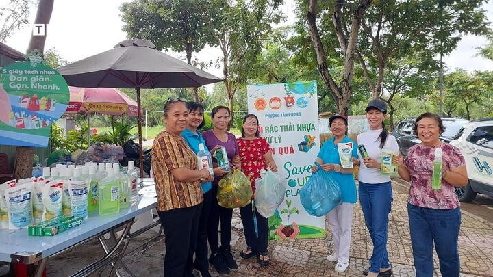 Người dân tham gia hoạt động đổi rác lấy quà, một trong allintitle:những dự án bảo vệ môi trường nổi bật về tái chế nhựa.