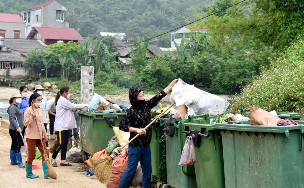 Người dân tham gia vệ sinh môi trường nông thôn ở Bắc Kạn