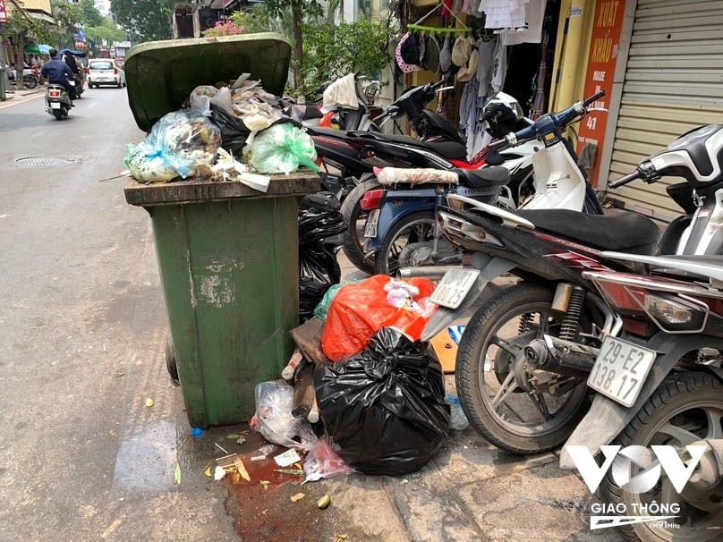 Người dân thiếu ý thức vứt rác bừa bãi hoặc điểm gom rác không đủ thùng chứa, khiến rác thải tràn lan gây ô nhiễm.