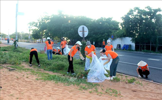 Người dân và du khách chung tay dọn rác bãi biển tại Mũi Né, tạo nên hình ảnh chung tay bảo vệ môi trường tích cực.