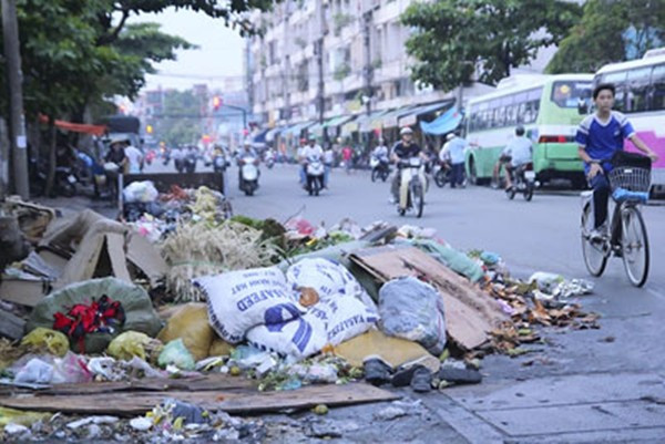 Người dân vứt rác bừa bãi ra môi trường công cộng, gây ô nhiễm và mất mỹ quan đô thị, hành vi này sẽ bị xử phạt theo quy định mới.