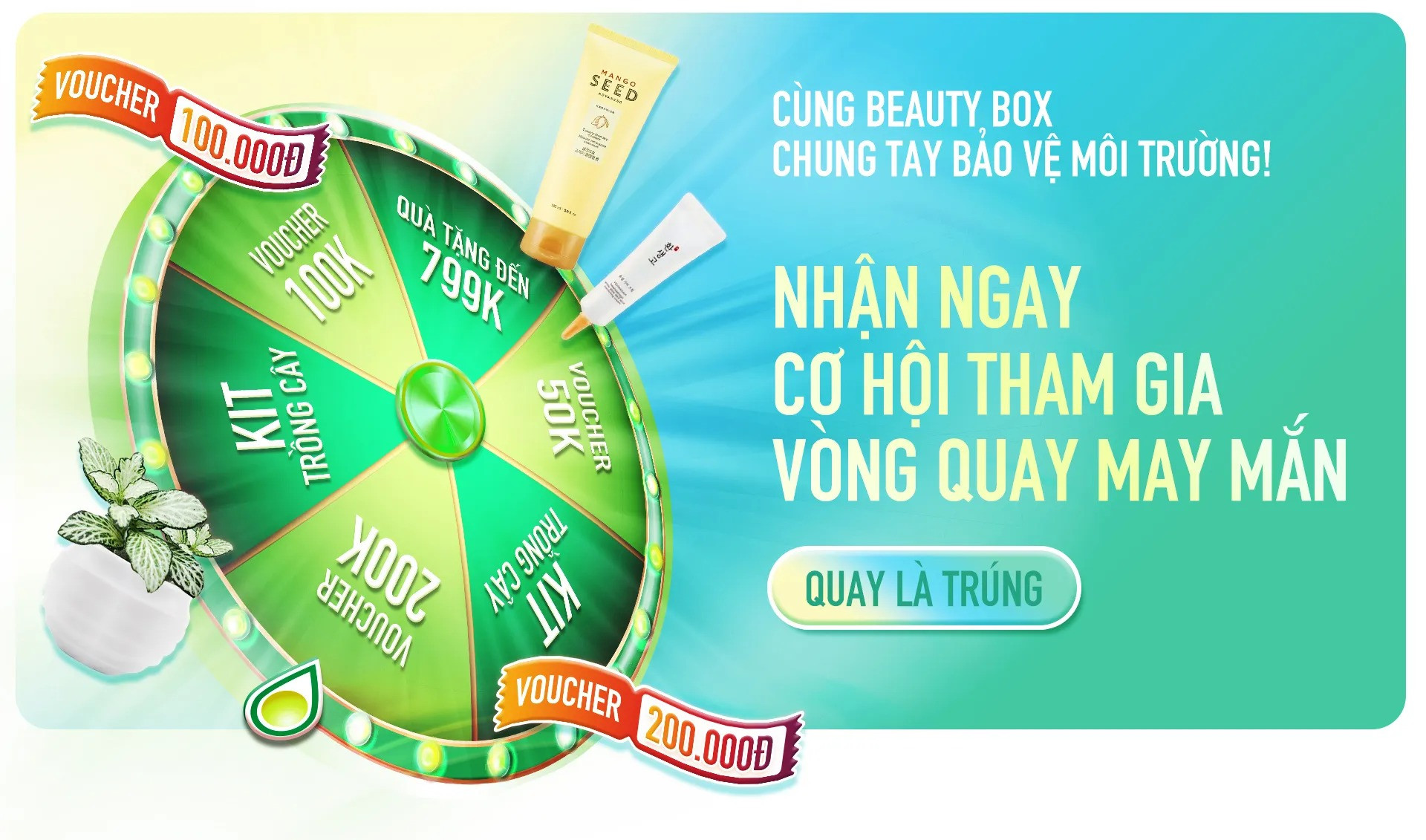 Người phụ nữ đang tham gia vào chiến dịch thu gom vỏ mỹ phẩm tại cửa hàng, minh họa cho sự hợp tác giữa doanh nghiệp và cộng đồng vì môi trường.