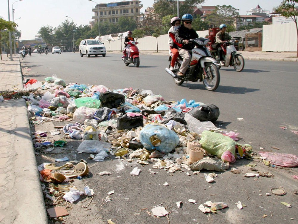 Người phụ nữ vứt rác ra môi trường gây ra allintitle:thực trạng xả rác bừa bãi
