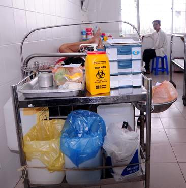 Nhân viên y tế phân loại rác thải y tế đúng quy định tại nguồn
