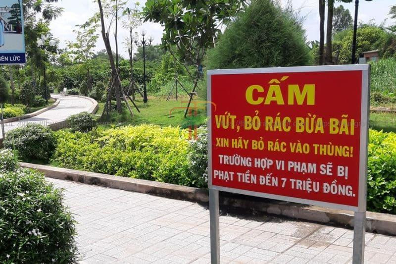 Nhiều người dân đang tham gia một chiến dịch bảo vệ môi trường, cùng nhau nhặt rác và bỏ vào túi đựng rác.