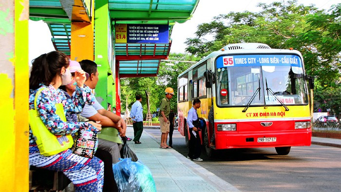Nhiều người dân xếp hàng chờ xe buýt, thể hiện ý thức sử dụng phương tiện công cộng để bảo vệ môi trường và giảm ùn tắc
