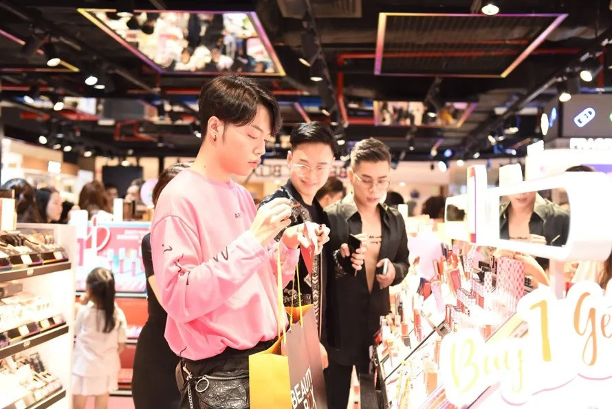 Nhiều sản phẩm mỹ phẩm với bao bì bền vững, làm từ vật liệu thân thiện môi trường, gợi ý về lựa chọn tiêu dùng xanh.