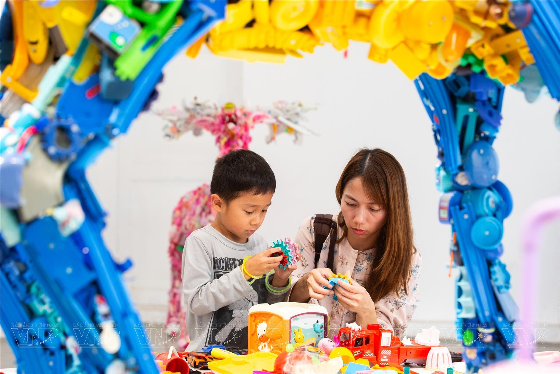 Nhiều tác phẩm nghệ thuật sáng tạo từ đồ chơi nhựa tại triển lãm