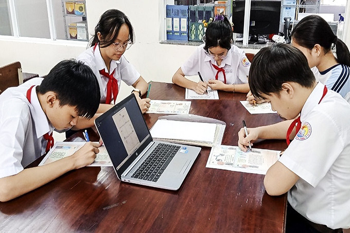 Nhóm học sinh hoàn thiện các tập truyện tuyên truyền bảo vệ môi trường