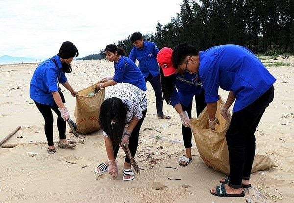 Nhóm học sinh nhặt rác thải nhựa trên bãi biển, hành động ý nghĩa vì môi trường