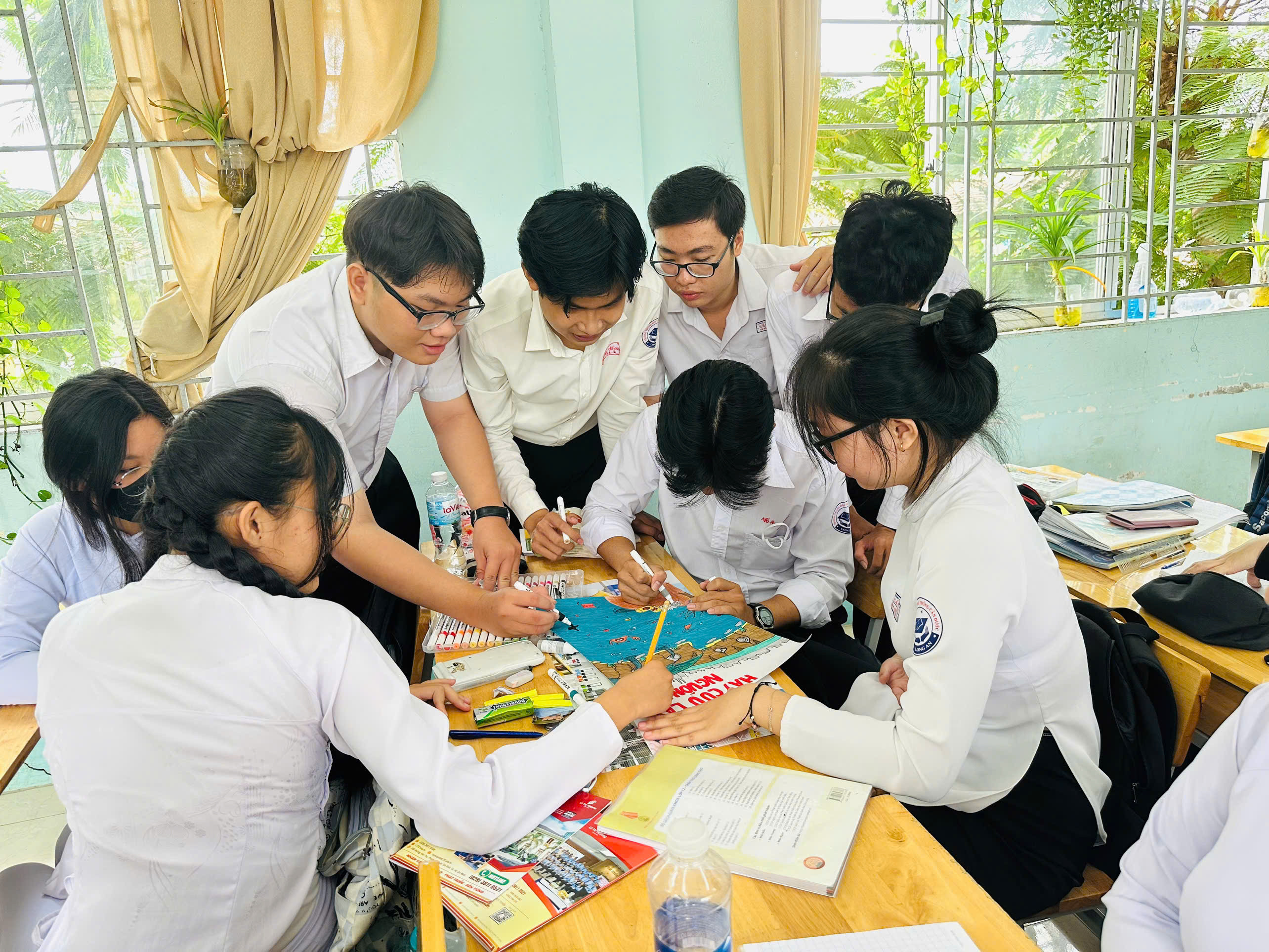 Nhóm học sinh thuyết trình về poster bảo vệ môi trường của mình, chia sẻ ý tưởng và giải pháp giảm thiểu ô nhiễm từ rác thải nhựa với cộng đồng.