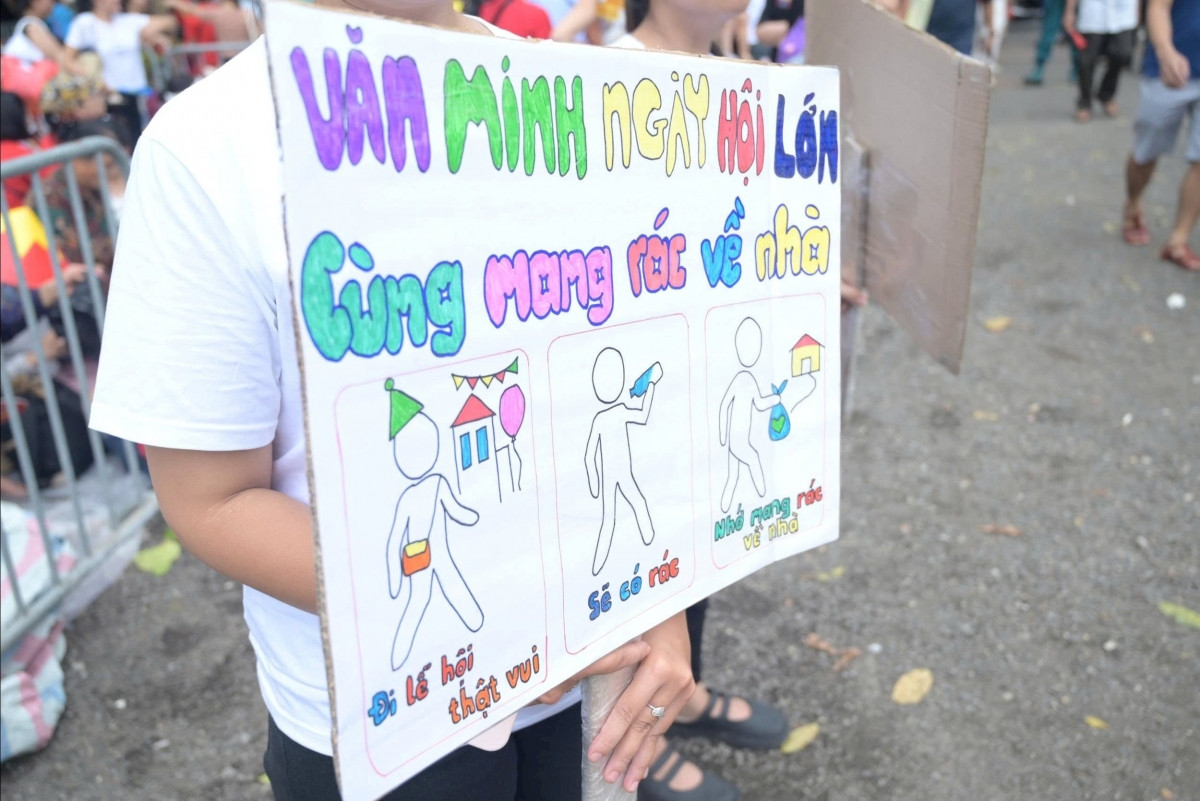 Những tấm biển tự thiết kế của người dân kêu gọi bảo vệ môi trường, chung tay giảm thiểu rác thải.