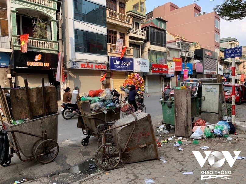 Những xe rác chất ngổn ngang trên phố, gây cản trở giao thông và ô nhiễm môi trường do việc xả rác tràn lan.