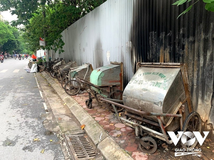 Nước thải rác lênh láng trên đường và vỉa hè tại quận Hai Bà Trưng, minh họa vấn đề xả rác gây ô nhiễm nghiêm trọng và chiếm dụng không gian công cộng.