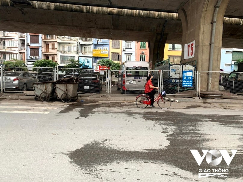Nước thải rác rò rỉ trên đường, bị phương tiện giao thông kéo lê tạo thành vệt bẩn dài, làm bẩn môi trường đô thị và chứng minh vấn đề xả rác thiếu trách nhiệm.
