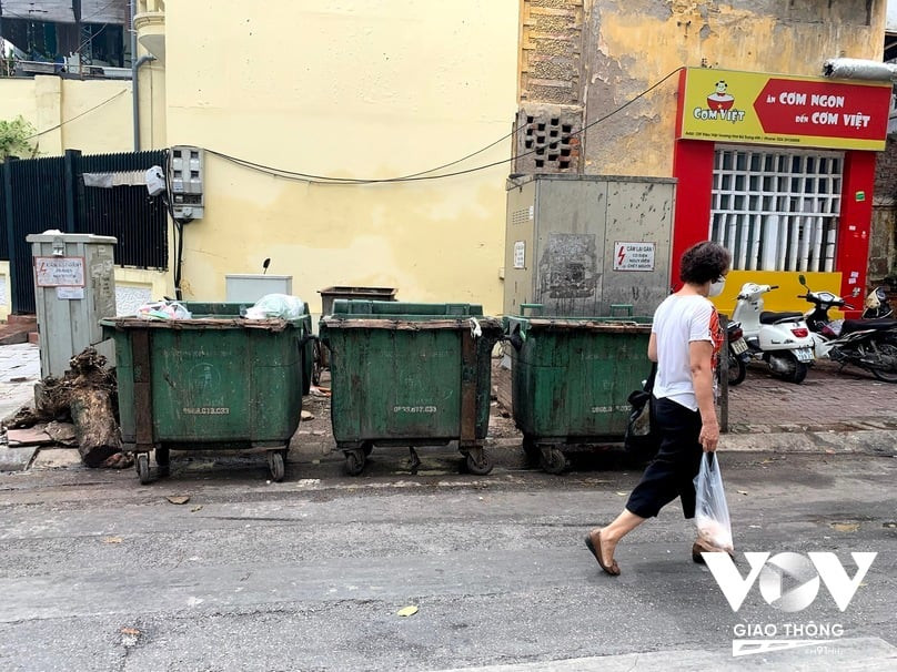Nước thải rò rỉ từ xe rác làm bẩn vỉa hè và lòng đường, gây cản trở và nguy hiểm cho người đi bộ, cho thấy vấn đề xả rác thiếu trách nhiệm.