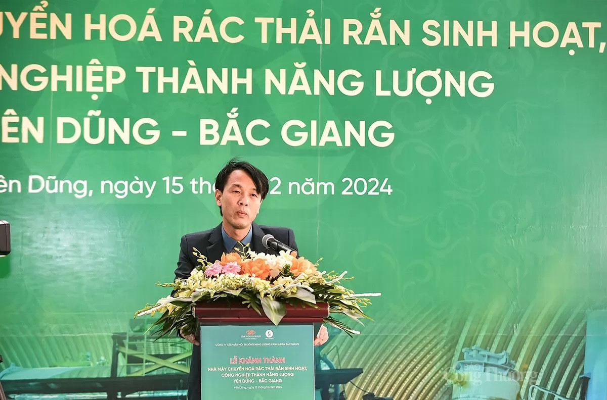 Ông Nguyễn Hữu Hưng, Quyền Chủ tịch UBND huyện Yên Dũng, phát biểu tại lễ khánh thành nhà máy xử lý rác sinh hóa nhiệt không phát thải, khẳng định tầm quan trọng của dự án.