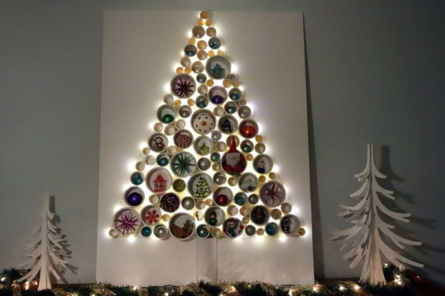Ống nhựa PVC tái chế thành cây thông Noel, một phương pháp làm đồ tái chế bảo vệ môi trường sáng tạo.