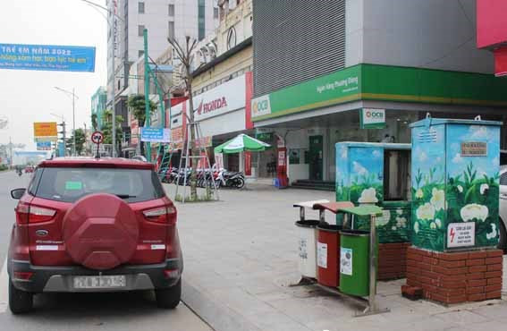 Phân loại rác thải tại nguồn với thùng rác màu sắc ở đô thị