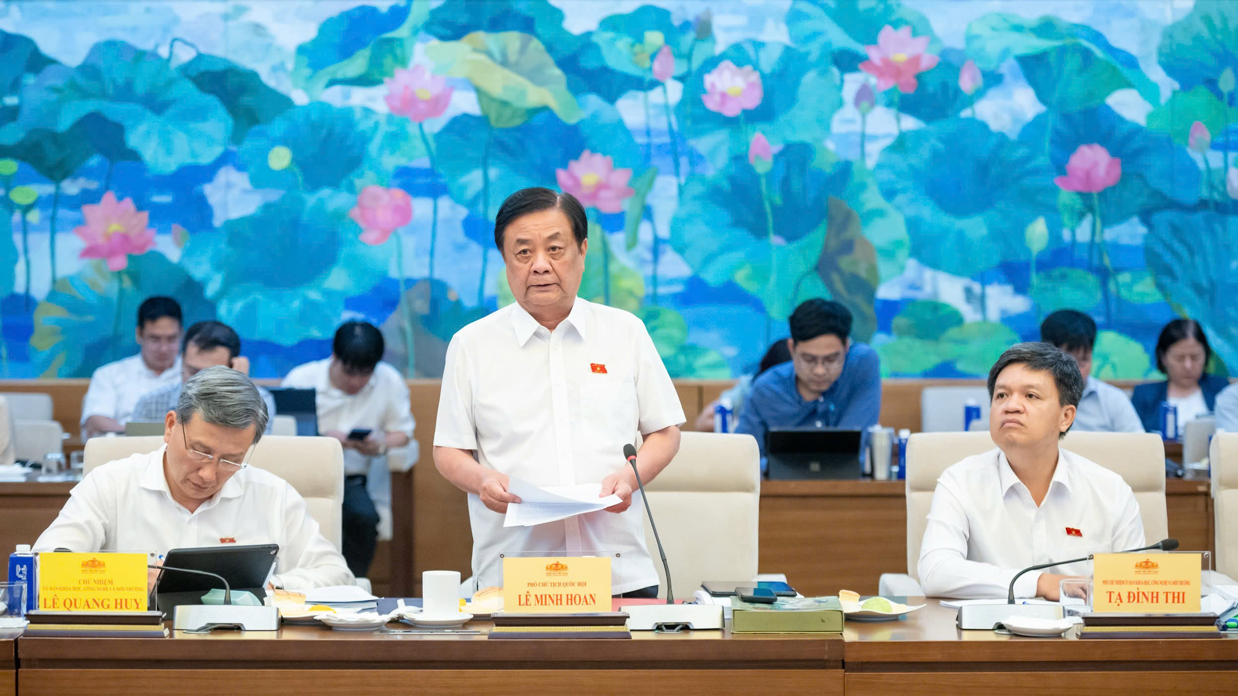 Phó Chủ tịch Quốc hội Lê Minh Hoan thảo luận về chính sách bảo vệ môi trường