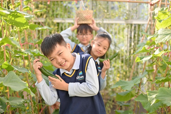 Phụ huynh dạy kỹ năng sống bảo vệ môi trường cho trẻ ngay từ nhỏ