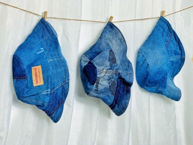 Quần jeans cũ có thể tái chế thành mũ đội đầu xinh xắn