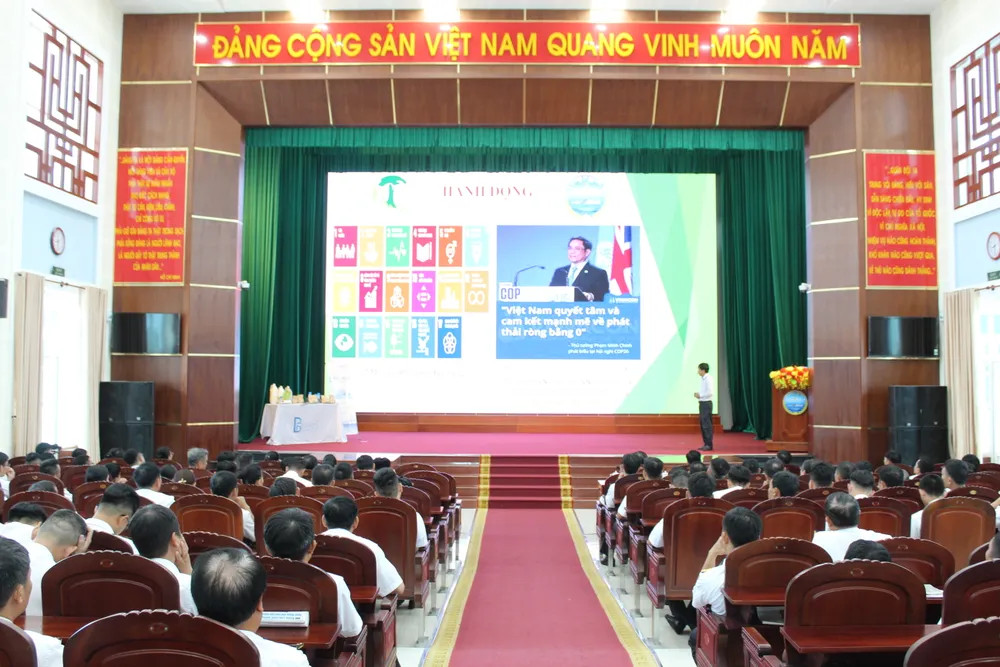 Quang cảnh hội thảo về bảo vệ môi trường và kinh tế tuần hoàn tại Lữ đoàn 171