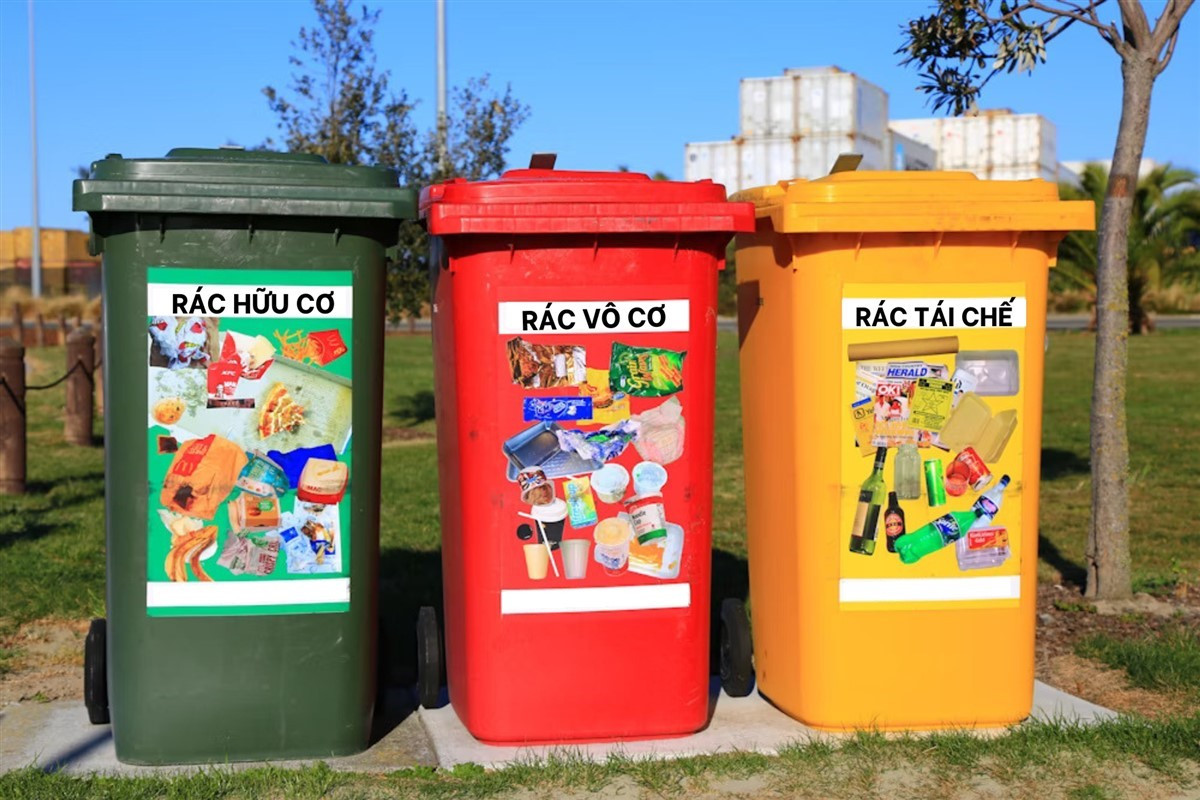 Quy trình phân loại và tái chế rác thải tại nhà máy với công nhân đang kiểm soát