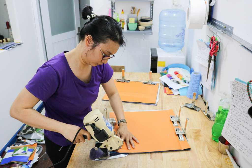 Quy trình sản xuất thủ công đòi hỏi sự tỉ mỉ trong từng công đoạn để tạo ra sản phẩm tái chế bạt chất lượng cao.