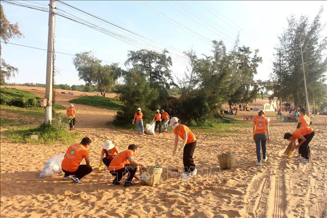 Ra quân thu gom rác thải tại khu vực công cộng đồi cát Bay Mũi Né, thể hiện nỗ lực chung tay bảo vệ môi trường du lịch.