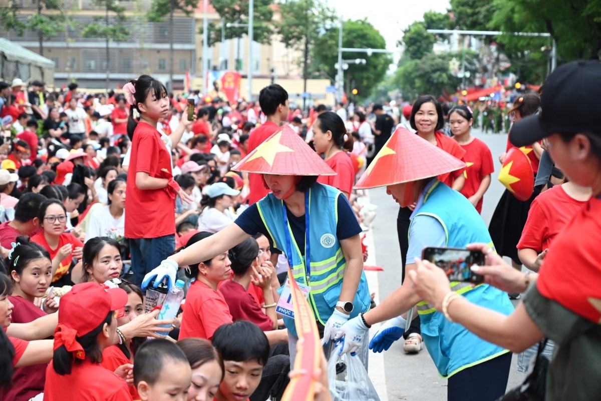 Rác thải được thu gom liên tục bởi công nhân vệ sinh, tránh ùn ứ tại các khu vực đông người.