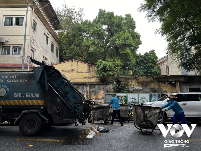 Rác thải rơi vãi từ xe gom trên đường, gây ô nhiễm môi trường và làm bẩn cảnh quan đô thị, phản ánh tình trạng xả rác không đúng cách.