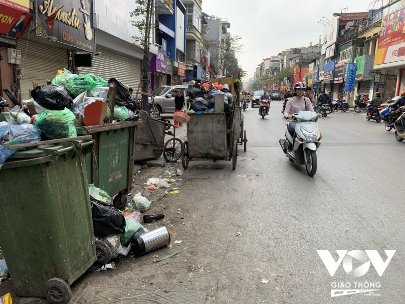 Rác thải tràn xuống lòng đường, gây nguy hiểm cho người đi đường và làm xấu đi cảnh quan đô thị do xả rác không kiểm soát.