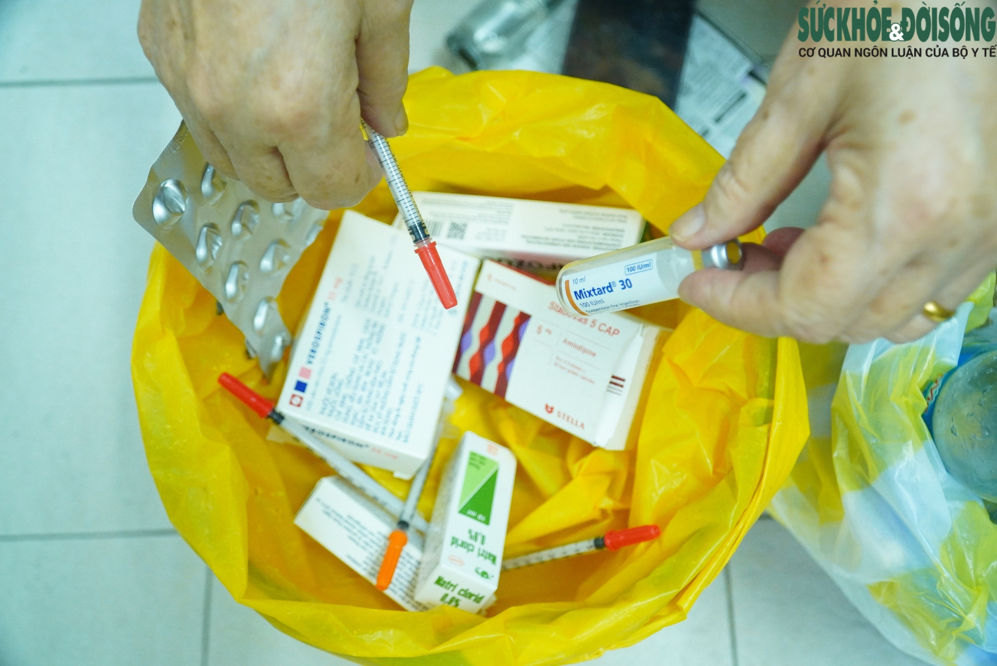 Rác thải y tế sắc nhọn và lây nhiễm được đóng gói riêng biệt trong thùng chuyên dụng để xử lý an toàn.