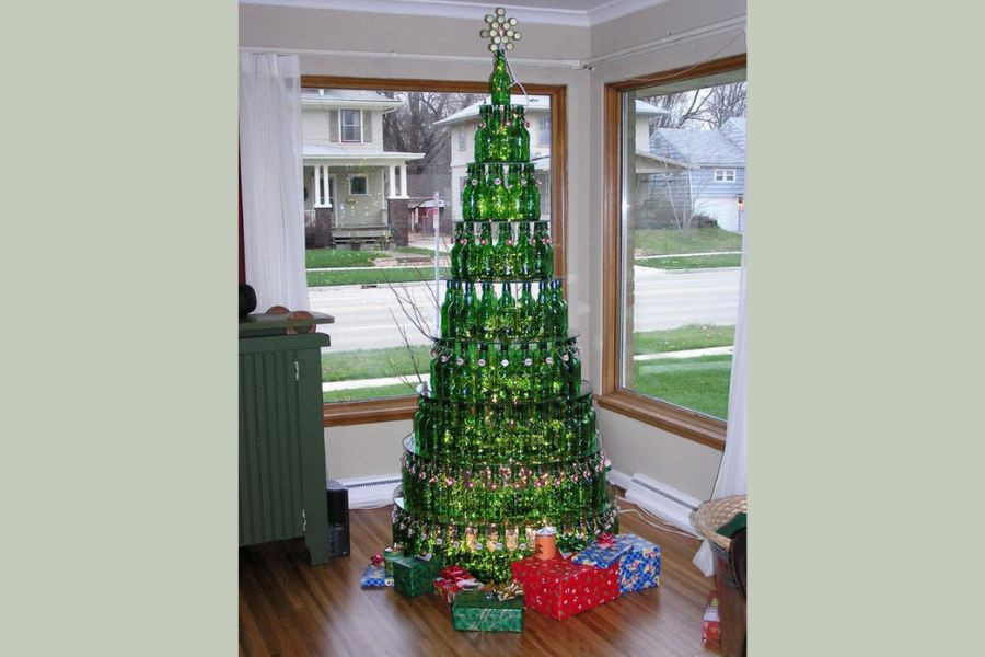 Sáng tạo cây thông Noel từ vỏ bia tái chế, một cách làm đồ tái chế bảo vệ môi trường độc đáo.