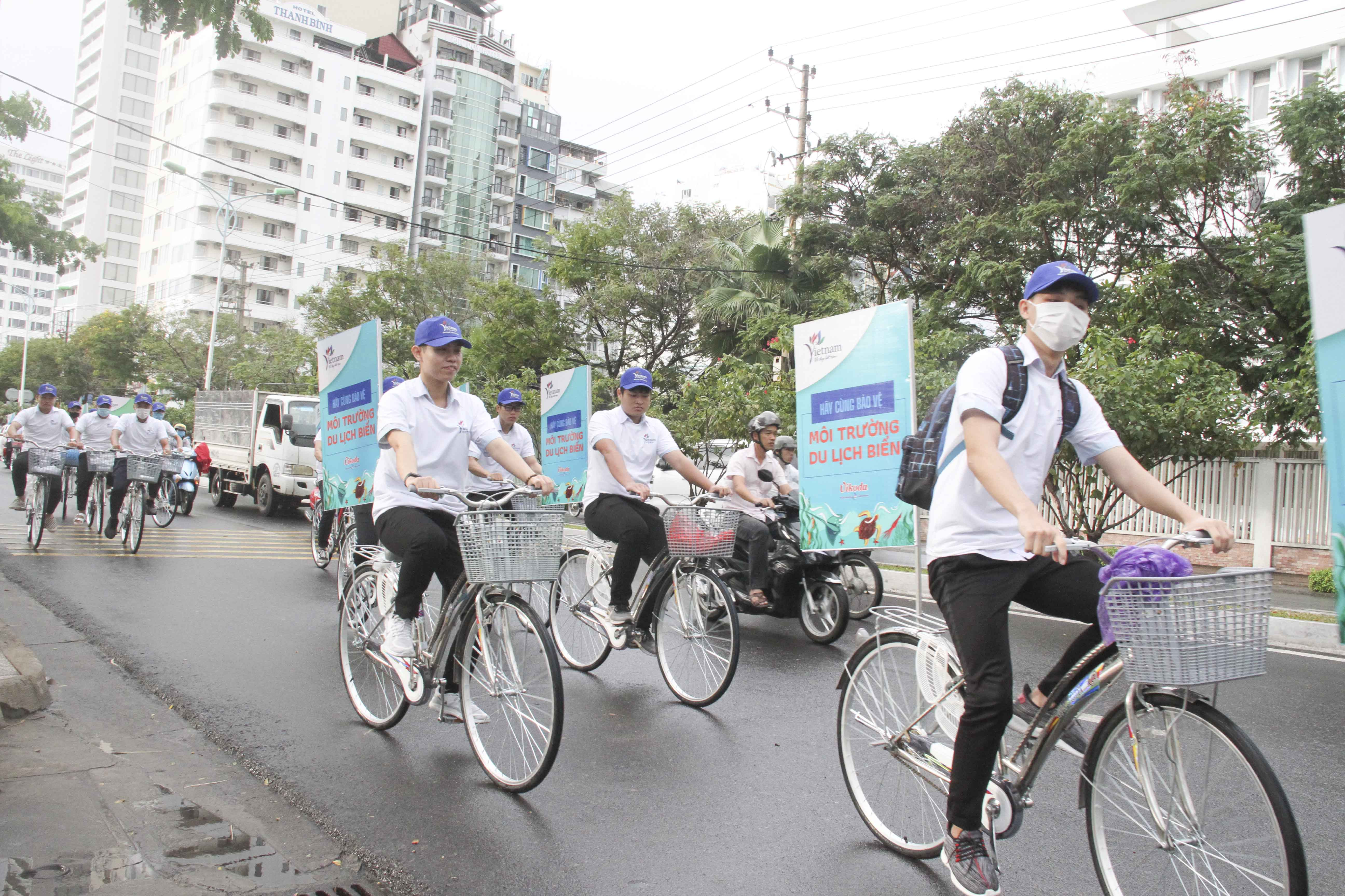 Sinh viên đạp xe diễu hành tuyên truyền về bảo vệ môi trường du lịch và giảm rác thải nhựa tại Nha Trang