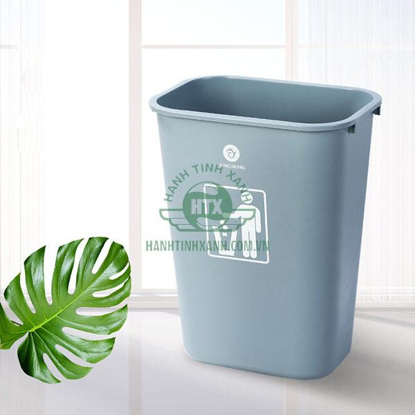 sọt đựng rác nhựa văn phòng màu ghi, không nắp, đặt gọn gàng cạnh bàn làm việc