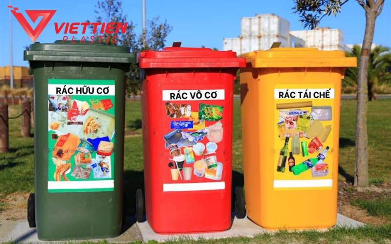 Sử dụng thùng rác để phân loại chất thải tại nguồn là giải pháp thiết yếu để cải thiện thực trạng của rác thải nhựa hiện nay.